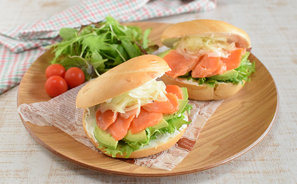サーモンとアボカドのサンドウィッチ